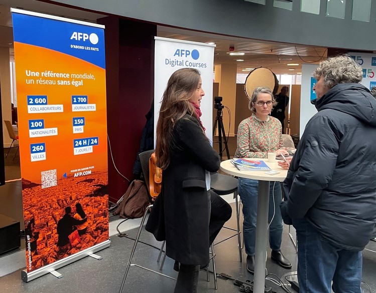 Stand AFP - Elodie Martinez (gauche) et Marie Hospital (droite).