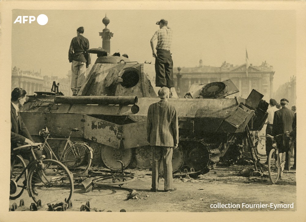 Place de la Concorde, le 26 août 1944, un char allemand Panther calciné après l’unique combat de chars livré la veille. © Collection Fournier-Eymard/AFP
